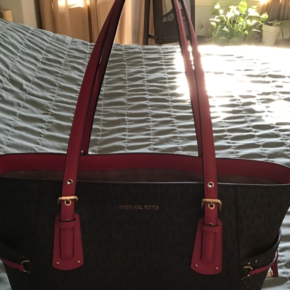 Gorgeous Mk tote and traveler - Picture 13 of 16